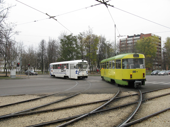 Potkávání vozù na lince 1 - pùvodní lotyšská tramvaj tu jezdí spolu s ex-nìmeckými T3 ze Schwerinu.