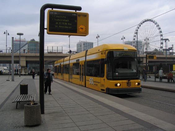 60. nízkopodlažní tramvaj pro Drážïany a moderní informaèní zastávkový systém.