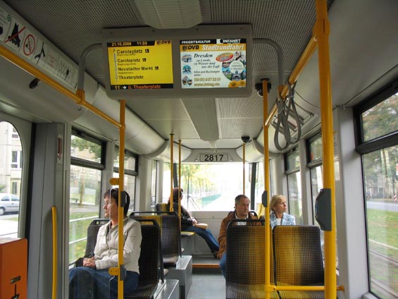 LCD obrazovky informují také v nových nízkopodlažních tramvajích.