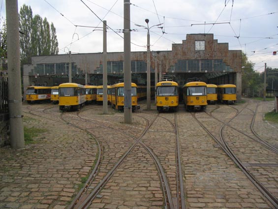 Zrušená vozovna slouží jako skladištì vyøazených vozù T4 a B4.