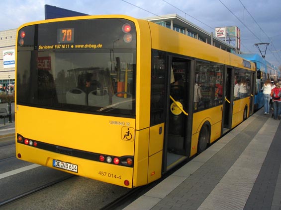 Nejnovìjší Solaris se naklápí na tramvajové zastávce u nákupního centra na nové trati do Kaditz.