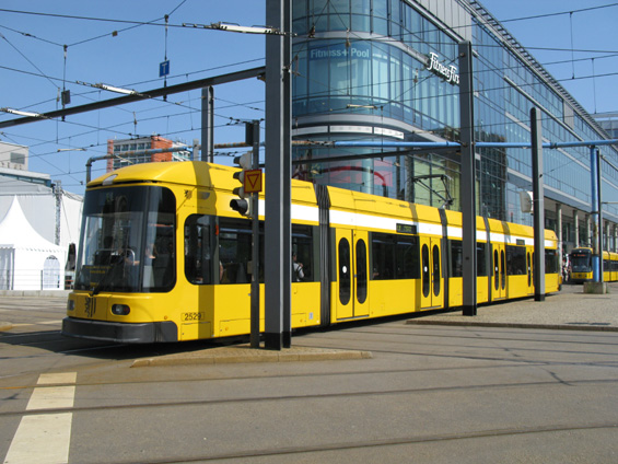 Typická drážïanská tramvaj Bombardier u hlavního nádraží. Vše je ve zdejší mìstské dopravì ladìno do žluta.
