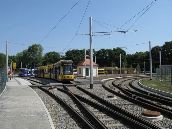 Nové obratištì "Messe" na nové tramvajové trati. Její úèel je hlavní - zajistit dopravu do rozlehlého výstavního a veletržního areálu.