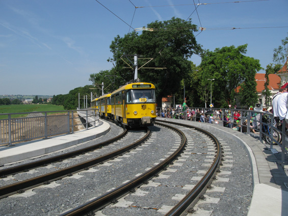 Po mostním viaduktu na nové tramvajové trati se blíží další tramvajová trojice, vytažená z drážïanských kopøiv. Díky slavnostem Kirchentag vyjelo z vozoven vše, co má kola.