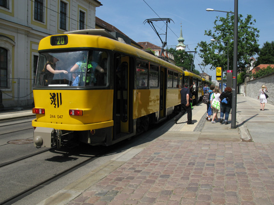 Neobvyklá trojice tramvají T4, které zde už v bìžném provozu neuvidíte, se ani nevejde k nástupní hranì zastávky. Obrázek ilustruje bìžnou obsazenost vìtšiny tramvají v tento den.