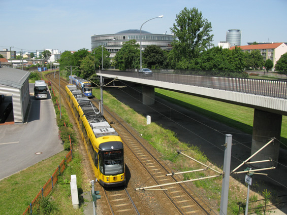 Zastávka Budapester Strasse leží pouhou jednu zastávku od Hlavního nádraží. Pøesto to tu vypadá jak na periferii. Tramvajovou tra� a pøíjezdový železnièní koridor na hlavní nádraží tu køíží silnièní viadukt.