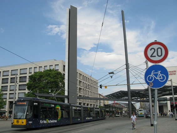 Další "reklamní tramvaj" propagující nový koncept noèních linek "GuteNachtLinien". Zastávka Postplatz je jeden z nejvýznamnìjších dopravních uzlù v Drážïanech.