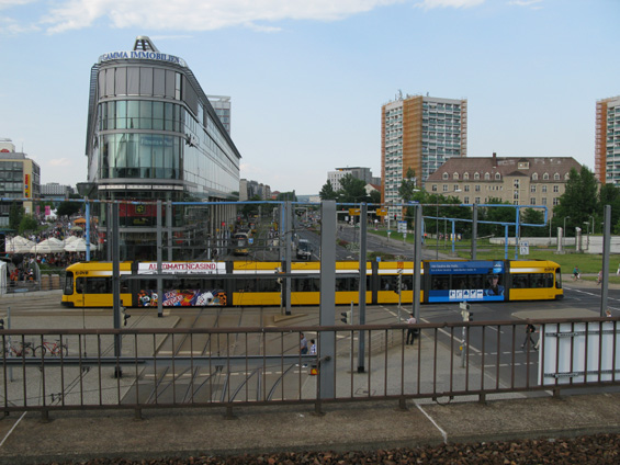 A na rozlouèenou pohled z nástupištì hlavního nádraží na tramvajovou køižovatku, kterou pøejíždí nejdelší drážïanská tramvaj.