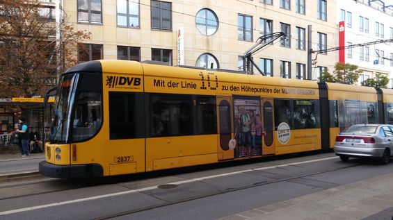 Reklama na relativnì novou trasu linky 10 vytváøí dojem obousmìrné tramvaje, i když tomu tak v tomo pøípadì není.
