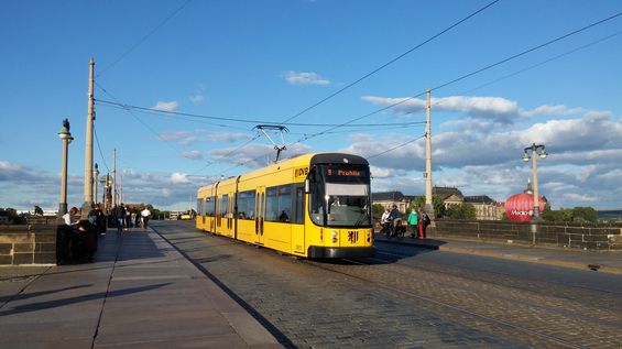 Drážïanské tramvaje pøekonávají Labe po ètyøech mostech. Tento se nachází nejblíže historickému jádru a nese název Augustusbrücke.