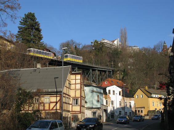 Po krátké cestì tunelem už se stoupá po nadzemní rampì k horní stanici Weisser Hirsch, pøed kterou je opìt krátký tunel. Na této pozemní lanovce se støídají v barvách drážïanského dopravce DVB dva vozy, pocházející z roku 1994. Jedná se již o ètvrtou generaci vozidel od zprovoznìní lanovky v roce 1895.