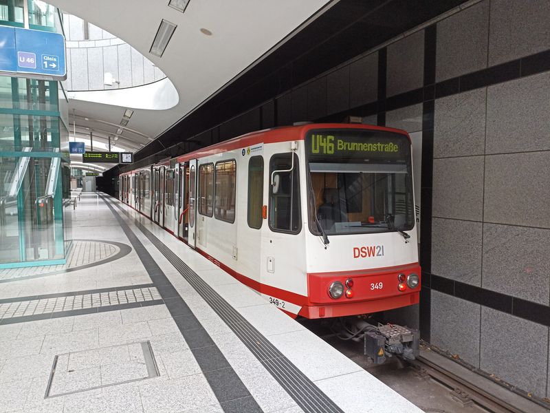 Zde se ve stanici Westfallenhallen na okružní trase jižnì od centra od roku 1998 pøevlékají linky U45 a U46, èímž jsou propojeny dvì základní podzemní trasy pod centrem Dortmundu. Zatímco vìtšina jednotek jezdí dvouovozvých (vìtšinou spøahované do dvojic), tìchto 21 kusù je tøívozových. 11 bylo pøedìláno z pùvodních dvouèlánkových, 10 bylo dodáno v letech 1998-9.