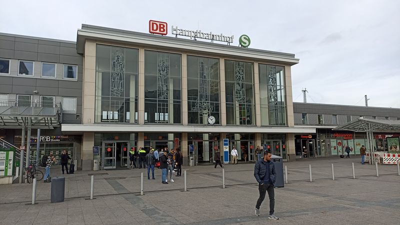Hlavní nádraží v Dortmundu leží severnì od nevelkého historického centra a pod ním najdete stanici Stadtbhanu pro linky U41, U45, U47 a U49. Severnì od nádražní haly je také nevelké autobusové nádraží. Z Hlavního nádraží jezdí také linky S-Bahnu, kterými dojedete tøeba do Essenu, Düsseldorfu nebo Hagenu.