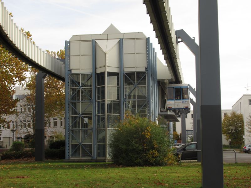 H-Bahn je uzavøeným systémem v univerzitním kampusu. Linka 1 projíždìjící celou trasu jezdí každých 10 minut, krátká linka do odboèky Campus Nord každých 5 minut. V roce 2003 byla dráha prodloužena o 1,2 km do stanice Technologiezentrum. K dispozici jsou celkem 4 kabiny.