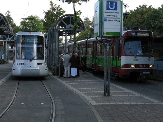 Spoleèná koneèná tramvaje a Stadtbahnu ve ètvrti Eller. Vozidlo vlevo je nejnovìjší typ tramvaje, pøezdívaný "køeèek", který bude použit i pro nové linky U71-U73 - tyto vozy budou spojeny po dvou zády k sobì - mají sice stanovištì jen na jednom konci, ale dveøe na obou bocích.