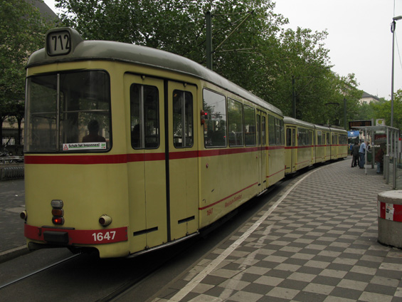 Vleèný vùz prapùvodních vozù Düwag. Jezdí napøíklad na lince 712, která bude za pár let nahrazena Stadtbahnem. Celkovì jsou ale staré vozy ve výborné kondici.