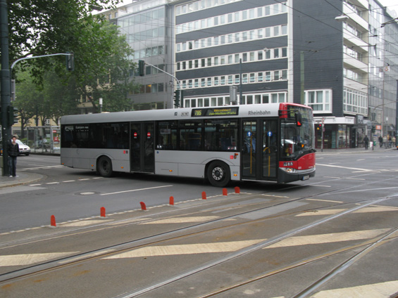 Autobusy jsou v Düsseldorfu sice minoritní, ale zajíždìjí až do samotného centra. Vozový park je obnovován kromì klasických nìmeckých výrobkù také polskými Solarisy. Zdejší Dopravní podnik se jmenuje "Rheinbahn".