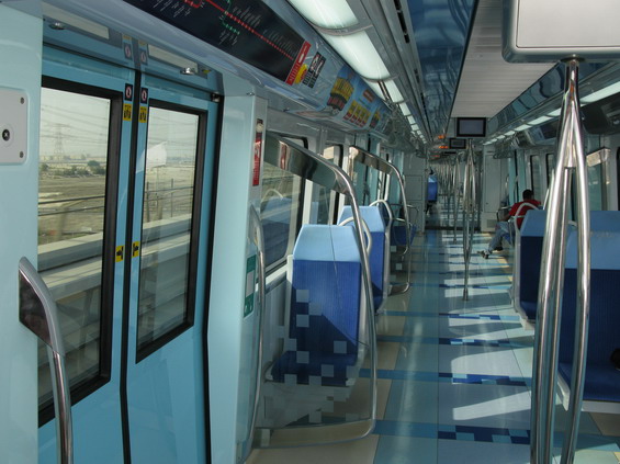 Ve vozech metra ladìných do uklidòující modré barvy se kombinuje pøíèné a podélné sezení. Všude je vzornì èisto. Hlášení stanic probíhá v arabštinì a angliètinì.