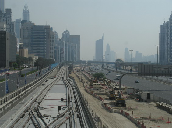V jihozápaní èásti Dubaje se staví zcela nový tramvajový provoz se spodním odbìrem proudu. Ètyøicetimetrové tramvaje budou již od listopadu 2014 zastavovat u 11 plnì klimatizovaných stanic.