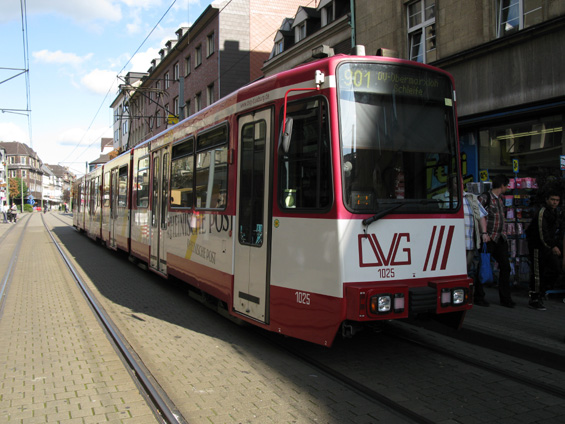Další z tramvají v typickém místním nátìru, tentokrát na povrchu. Obì linky jezdí pøes den v desetiminutových intervalech.
