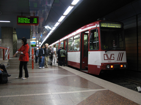 Podzemní nástupištì pod hlavním nádražím, kde zastavují jak místní tramvajové linky, tak düsseldorfský stadtbahn U79. Název místního dopravního podniku je DVG a èásteènì provozuje i linku U79 do Düsseldorfu.