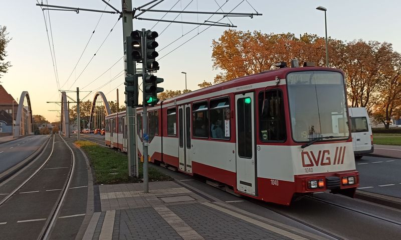 Linka 901 smìøuje z Duisburgu do severozápadních pøedmìstí pøes pøístavy a prùmyslové ètvrti v okolí soutoku øek Rýna a Ruhr. Aktuálnì jsou dodány jejich první 3 náhrady v podobì nízkopodlažních tramvají Bombardier. Celkem jich má pøijít 47. Linka jezdí ve špièkách v nejsilnìjším úseku každých 5-15 minut.