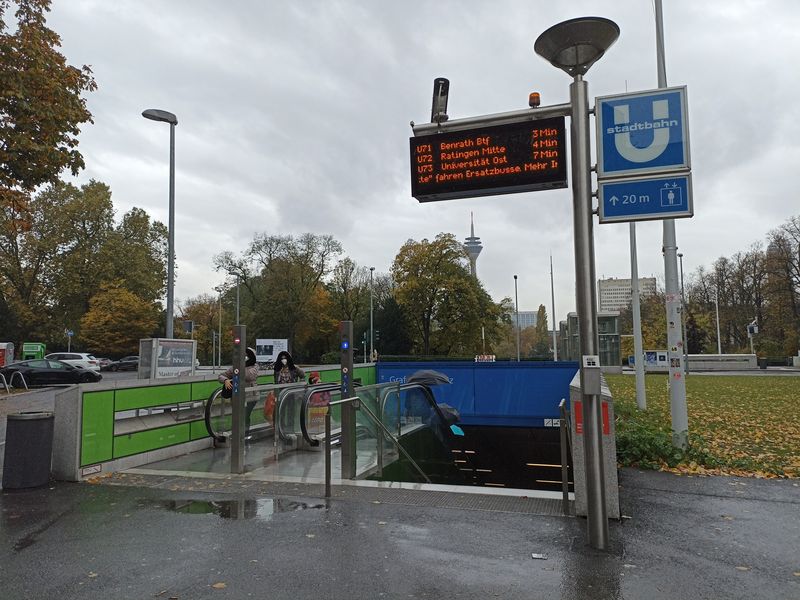Vstup do nové podzemní trasy pro tramvaje, ze kterých se v roce 2016 staly linky U. Nechybí ani aktuální odjezdy spojù z podzemí již u vstupu do stanice z povrchu. Tato podzemní trasa se jmenuje Wehrhahnlinie.