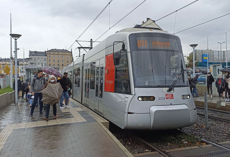 První povrchová zastávka pro nové linky Stadtbahnu projíždìjící od roku 2016 tunelem pod centrem. Na tyto 4 linky je nasazováno 76 nízkopodlažních tramvají dodávaných v letech 2006-12, které mají dveøe na obou stranách. Spøahovány jsou po dvou. Do doby zprovoznìní nové tunelové trasy jezdily i na normálních tramvajových linkách.