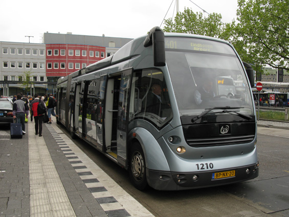Metrobus Phileas vykládá cestující z letištì u vlakového nádraží v centru Eindhovenu.