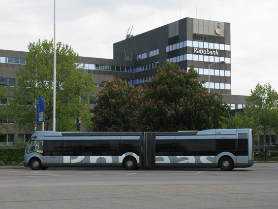 Zastøený nápis Phileas se nese pøes celý vùz. Pro Francii byly vyrobeny i dvoukloubové verze tìchto pozoruhodných autobusù pocházejících z nizozemské továrny VDL Berkhof.