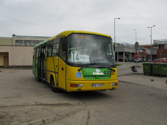 Autobus Solbus, licenèní výroba èeského SORu na náhradní lince za tramvaj, ukonèené v centru mìsta, kde je pøestup na dvì náhradní tramvajové linky. Léta provozu a nedostateèné údržby se na tomto autobusu již dokázala projevit, i když na první pohled to tak nevypadá.