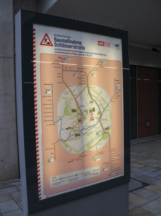 Výluka hlavní tramvajové trati v centru mìsta od bøezna až do listopadu zásadnì mìní linkové vedení tramvají - proto je aktuálním informacím vìnována zvýšená pozornost i reklamní plochy.