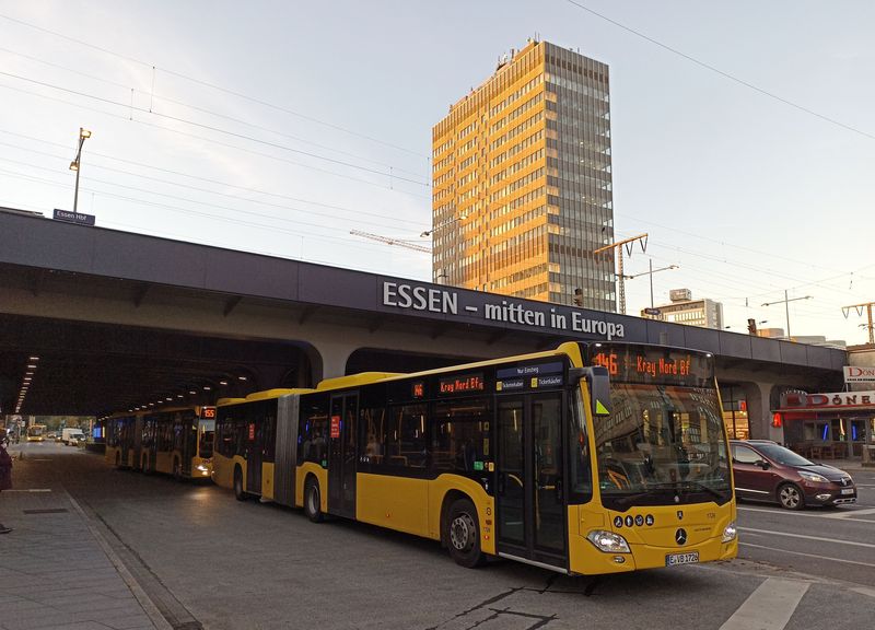 Z Hlavního nádraží vyjíždí také superpáteřní autobusová linka 146, která využívá speciální koridor uprostřed východozápadní dálnice. Autobusy pro tuto linku jsou vybaveny přídavnými bočními kolečky, která vedou autobus po speciální vyhrazené dráze. Toho času však byl koridor ve výluce a kolečka tak zůstala odmontována v garáži. Tyto autobusy provozuje místní dopravce Ruhrbahn, dříve EVAG.
