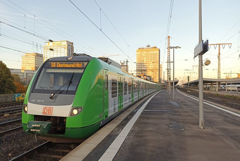 Páteřní linku S1 stále provozují Německé dráhy DB, i starší jednotky se ale postupně přebarvují do zelenobílé kombinace místního dopravního systému VRR. Po roce 2019 došlo k reorganizaci linkového vedení i základních intervalů. Z původního taktu 20 minut se přešlo na 30 minut, posílených v páteřních trasách na 15.