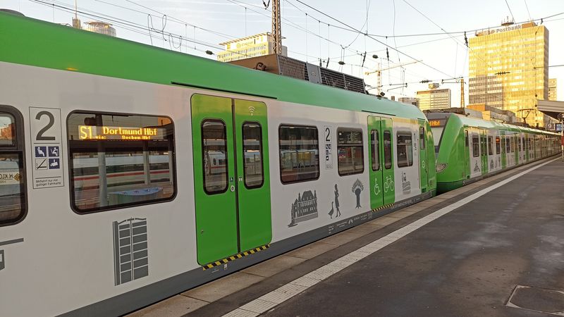 Nový zelenobílý nátěr vlaků S-Bahnu Porúří je společný pro všechny dopravce a na bocích nese piktogramy významných pamětihodností tohoto průmyslového srdce Evropy.
