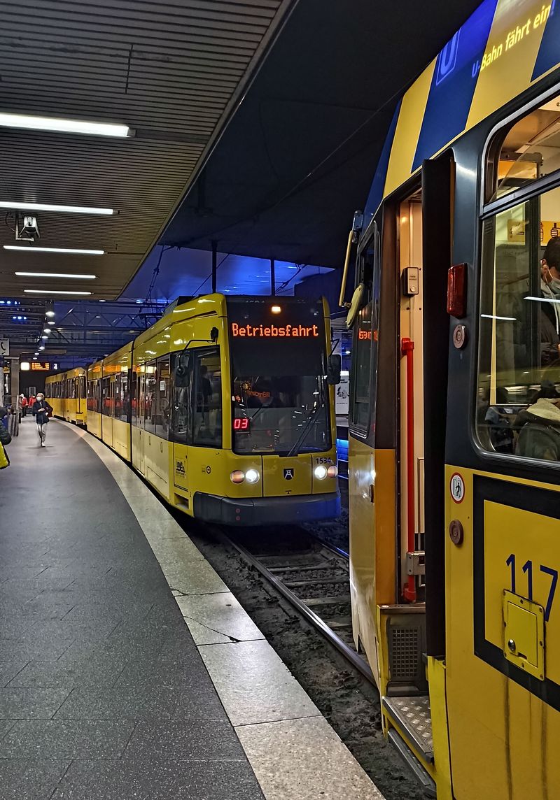 Zatímco Stadtbahn jezdí na klasickém rozchodu, tramvaje mají metrový rozchod kolejí. Ve společném úseku z Hlavního nádraží na jih vedou dokonce souběžně Stadtbahn a tramvaje díky trati se třemi kolejnicemi. Pod hlavním nádražím jezdí téměř všechny tramvajové linky. Část z nich je vysokopodlažních, novější už nízkopodlažní.