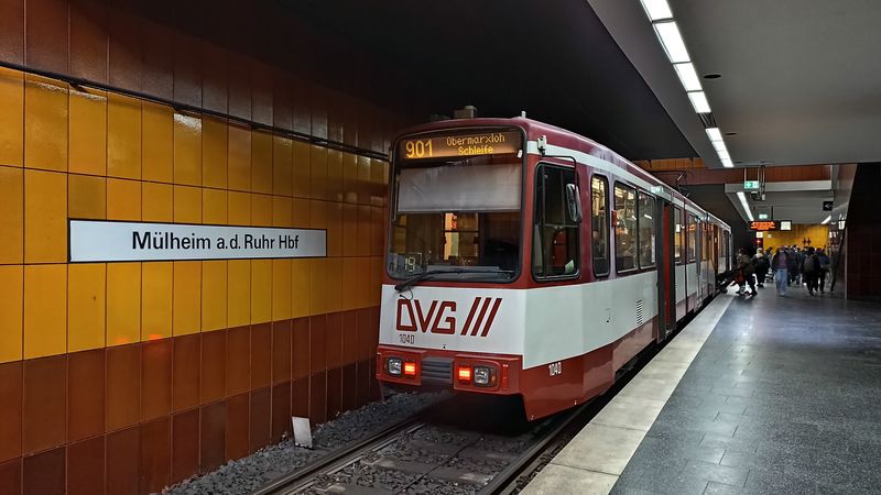 Pod hlavním nádražím v Mühlheimu se potkává essenský Stadtbahn s duisburskou meziměstskou tramvajovou linkou 901 provozovanou tamním dopravním podnikem DWG.