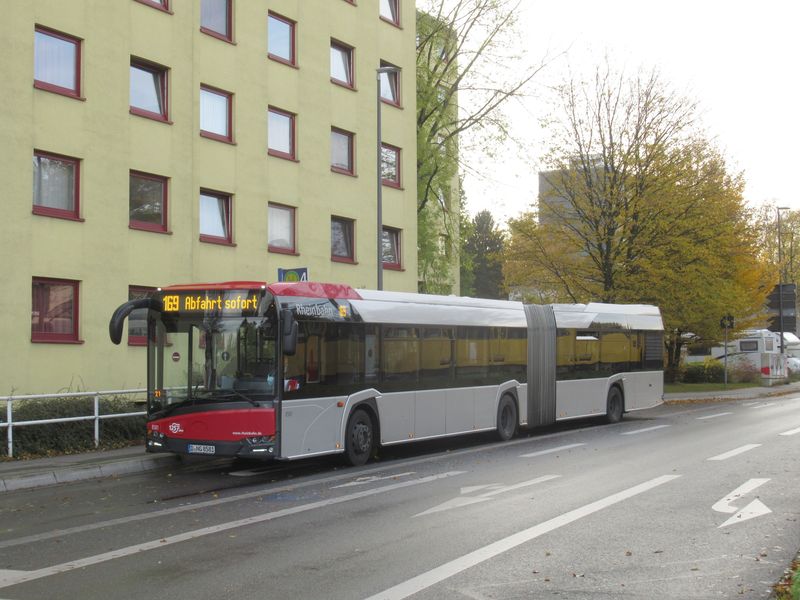 Do Essenu zajíždí i některé regionální autobusové linky z již poměrně vzdáleného Düsseldorfu, kde provozuje MHD dopravce Rheinbahn.