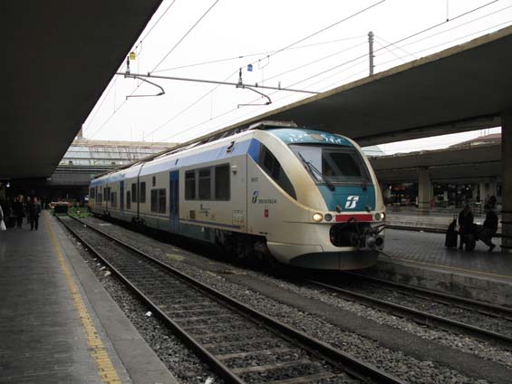 Na jedno z nejrušnìjších italských nádraží pøijíždìjí vlaky zejména ze severu zemì. Vede sem také vysokorychlostní tra� z Bolonì. Pøímìstské vlaky, stejnì jako dálkové, provozují italské státní dráhy Trenitalia.