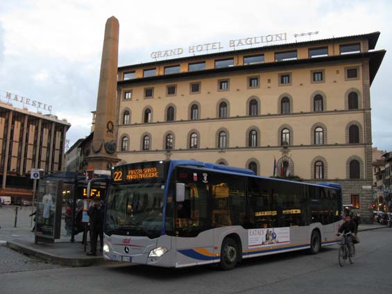 Do Florencie již bylo dodáno 75 nových autobusù Citaro 2 ve standardní i kloubové verzi. Nìkteré linky projíždìjí historickým centrem, vìtšinou ale pøenechávají místo síti minibusù, které se mohou proplétat zdejšími ulièkami mnohem obratnìji.