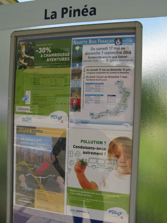 Informaèní vitrína v autobusovém zastávkovém pøístøešku v Grenoblu. Osvìtové kampanì jsou zde zamìøeny hlavnì na ekologii.