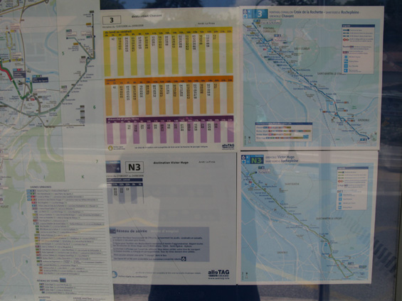 Ukázka zastávkových informací v Grenoblu. Na vìtšinì autobusových zastávek najdete prosklenou moderní èekárnu plnou informací. Typické jsou jízdní øády otoèené oproti našim zvyklostem o 90 stupòù.