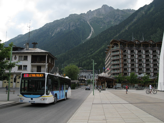 Chamonix: Známé støedisko zimních sportù pod Mont Blankem nedaleko hranic se Švýcarskem má také svoji vlastní autobusovou dopravu. Mìstem projíždí také elektrická železnice.