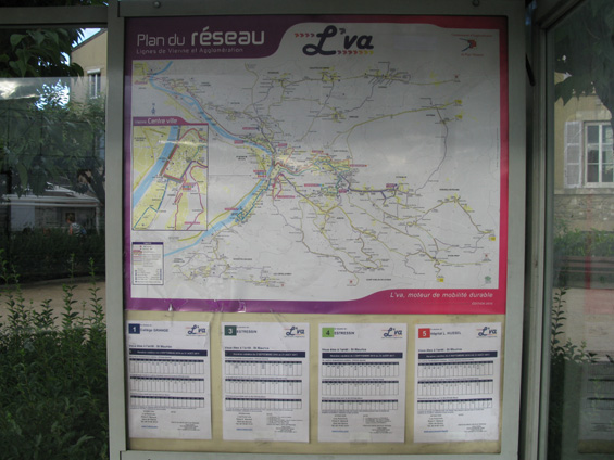 Vienne: 20 km jižnì od Lyonu leží na øece Rhonì starovìké tøicetitisícové mìsto, osídlené už Øímany. Místní autobusy zasahují daleko za hranice mìsta.