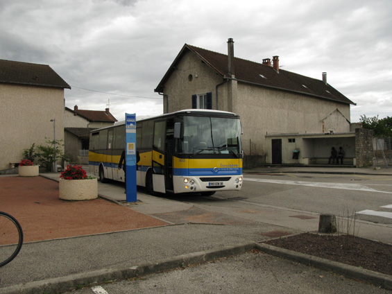 Crémieu: Doprava v okolí Lyonu neumírá ani o letních prázdninách - autobusy obleèené do nátìru zdejšího départementu zajiš�ují alespoò nìjaké spojení mezi nejosídlenìjšími oblastmi.
