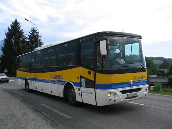Další regionální autobus v barvách kraje Isére s delfínem v znaku. Delfína ve znaku má i znaèka autobusu - èeské Karosy jsou tu také dost k vidìní. Regionální linky mají ètyømístná èísla.
