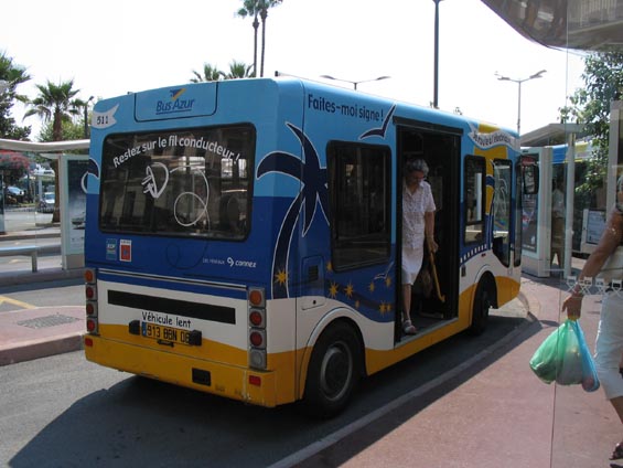 Specialitou mìstské dopravy v centru Cannes je malièký elektrobus nazývaný ÉLO. Mikrobus jezdí rùznì po centru a zastaví vám po mávnutí ruky. Podobné vozidlo bylo pøedstavováno také v Praze jako možná varianta øešení hromadné dopravy v historickém jádru mìsta.
