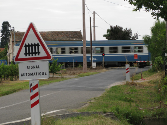 Regionální železnice poblíž mìsta Albi na jihozápadì Francie. Na místních tratích, které ještì nebyly zrušené, jezdí vìtšinou starší motoráky, dost èasto však místo nìkterých vlakù jezdí autobusy, zaintegrované do železnièního jízdního øádu.