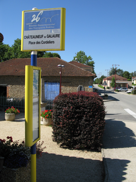 Ukázka zastávkového oznaèníku v départementu è. 26. Co kraj, to jinak organizovaná veøejná doprava i jinak oznaèené zastávky a vozidla.