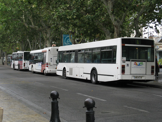 Centrální pøestupní zastávka "Clemenceau" v historickém mìstì Arles poblíž delty Rhony vlévající se do Støedozemního moøe. V provozu jsou dvanáctimetrové autobusy i midibusy. Pøevažují znaèky Van Hool a Mercedes-Benz.